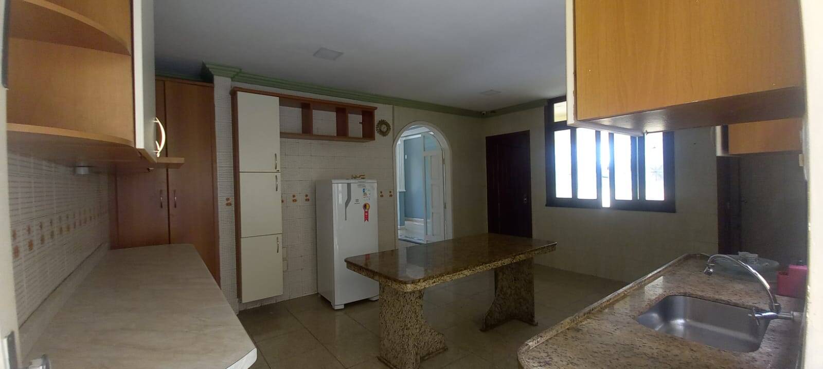 Casa para alugar com 4 quartos, 300m² - Foto 12